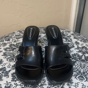 Naturalizer black leather 2inch sandals. Size 7.5, and come in box!!